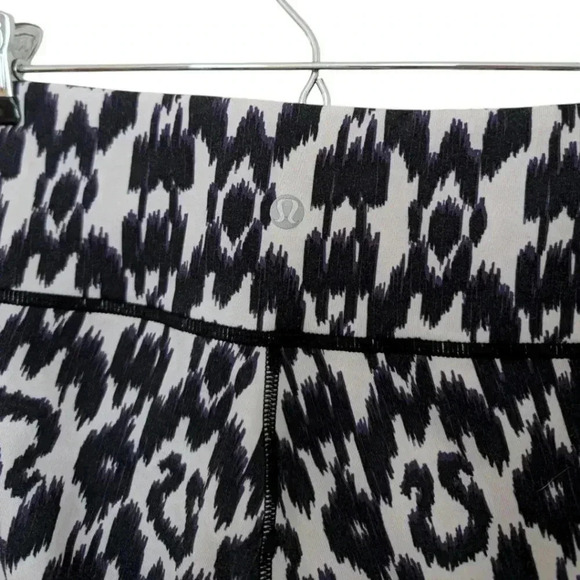 Lululemon Wunder Under Crop Ikat Print Rare 2011 Black Purple White Women's 6 - Picture 5 of 11